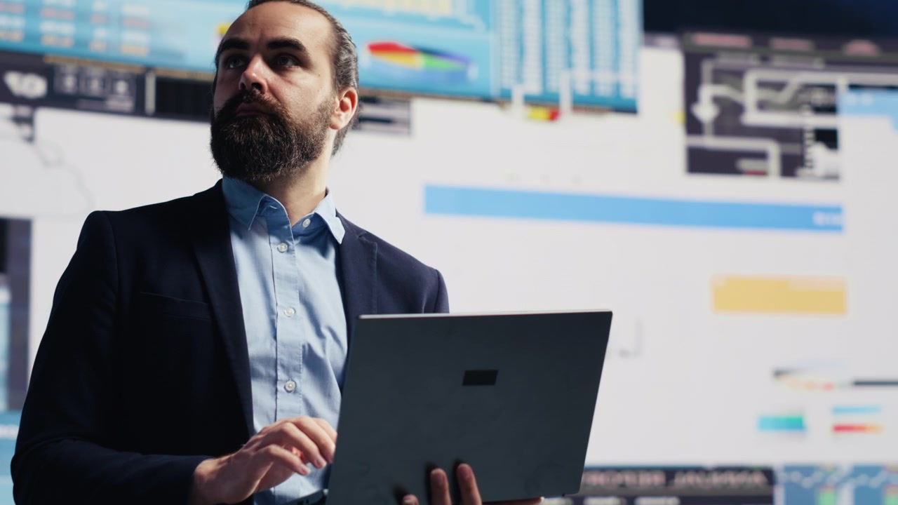Profesional desarrolla una estrategia global mediante una planificación basada en datos.
