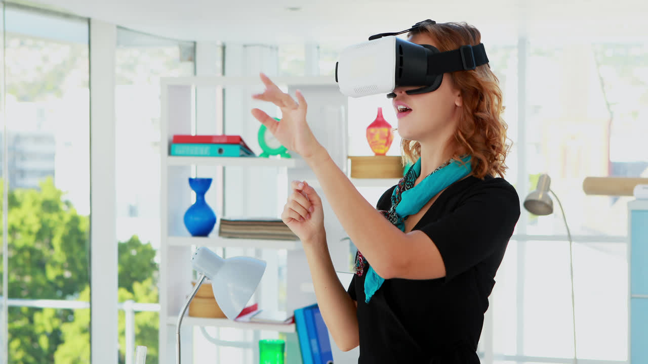 ejecutiva femenina usando auriculares de realidad virtual 4k