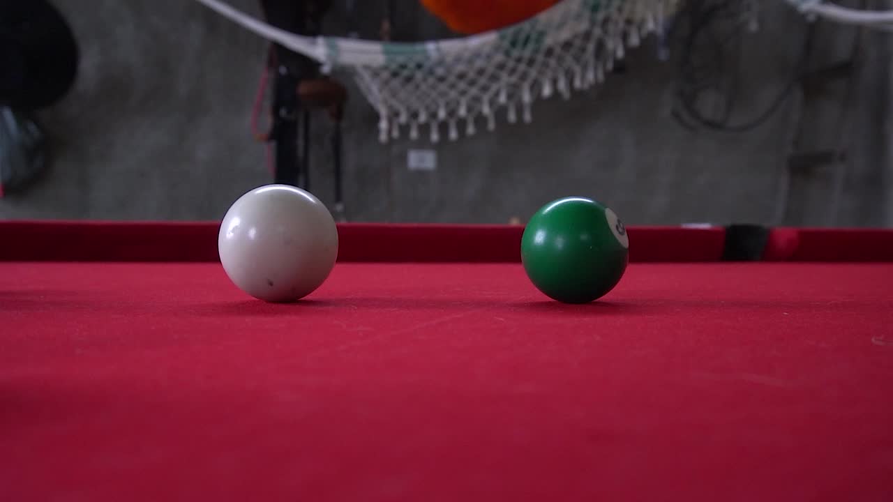 casa sencilla con mesa de billar