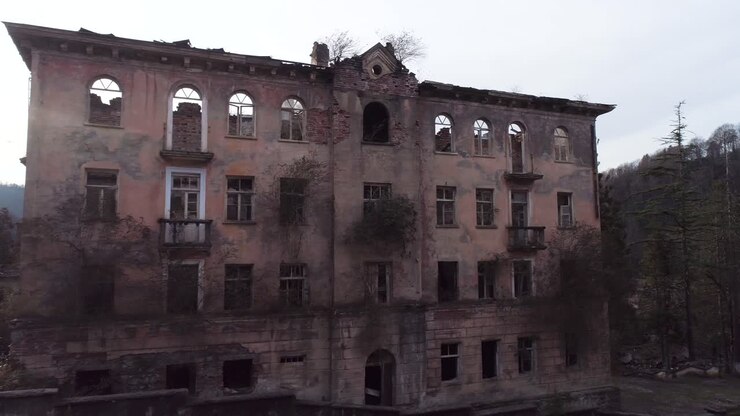 Edificio abandonado en las montañas