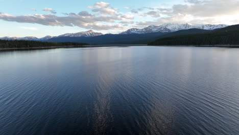 Abendsonnenuntergang-Luftdrohne-Des-Türkisfarbenen-Sees-Mit-Blick-Auf-Die-Berge-In-Der-Nähe-Von-Leadville,-Colorado-Sonnenaufgang