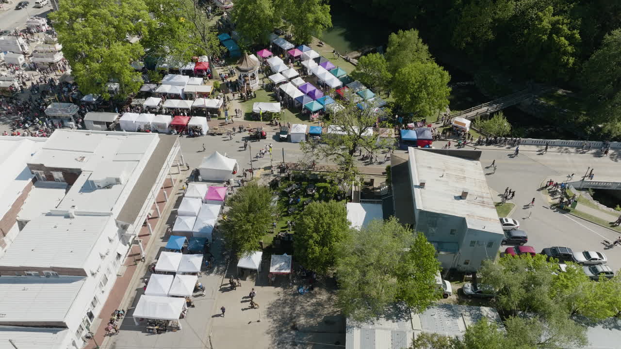 미국 아르헨티나 의 도그우드 축제 기간 에 상점 과 상점 들 이 있는 실로아 스프링스 - 드론 촬영