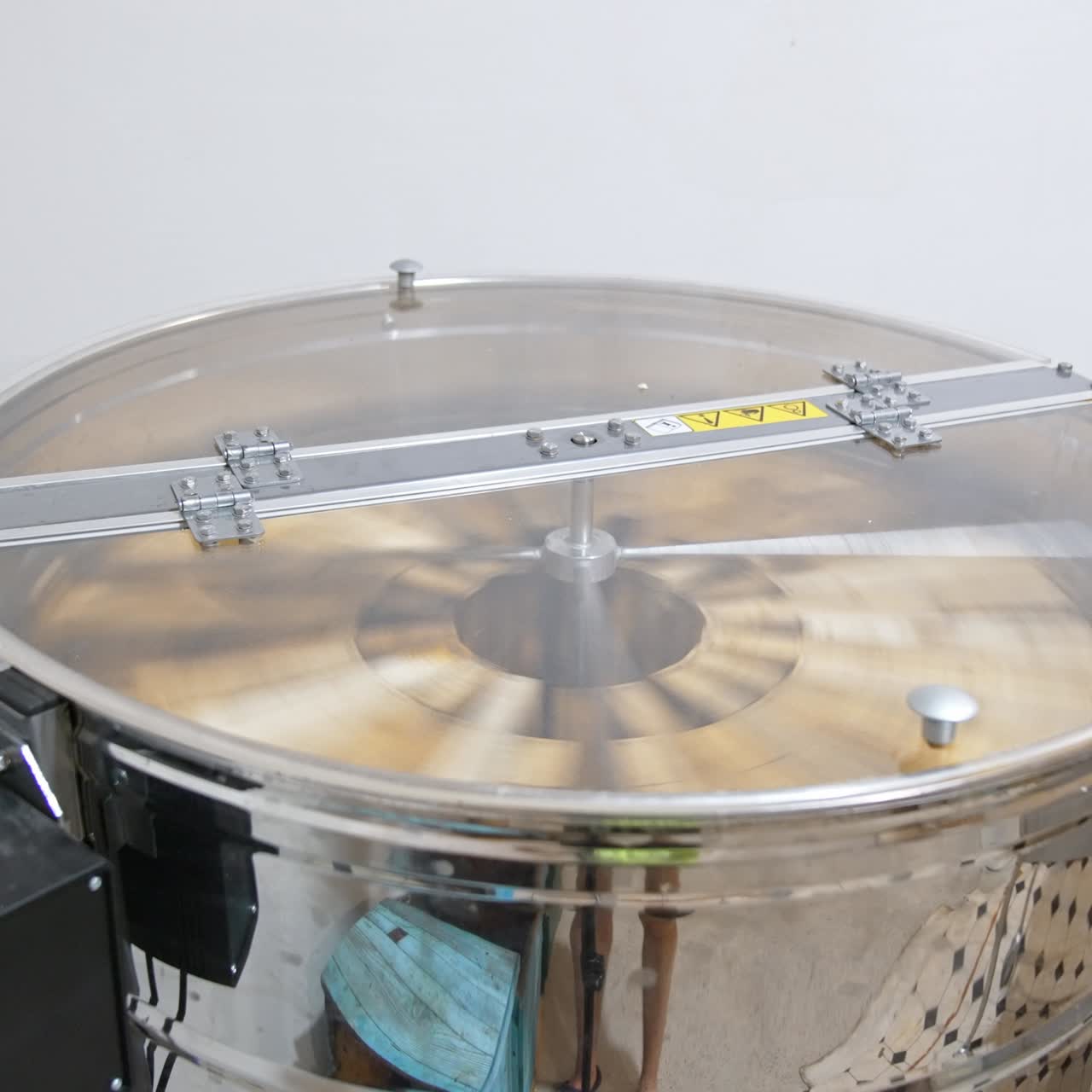 Electric device for extracting honey from frames. Centrifuge with frames rotating inside the metal barrel