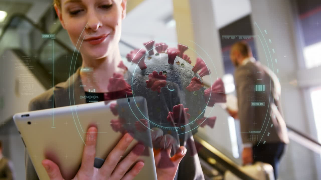 animación de una célula macro covid-19 flotante sobre una mujer caucásica que usa una tableta en el aeropuerto
