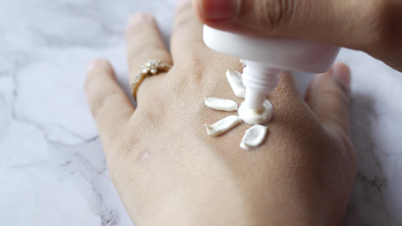 손에 자외선 차단제를 적용하는 것