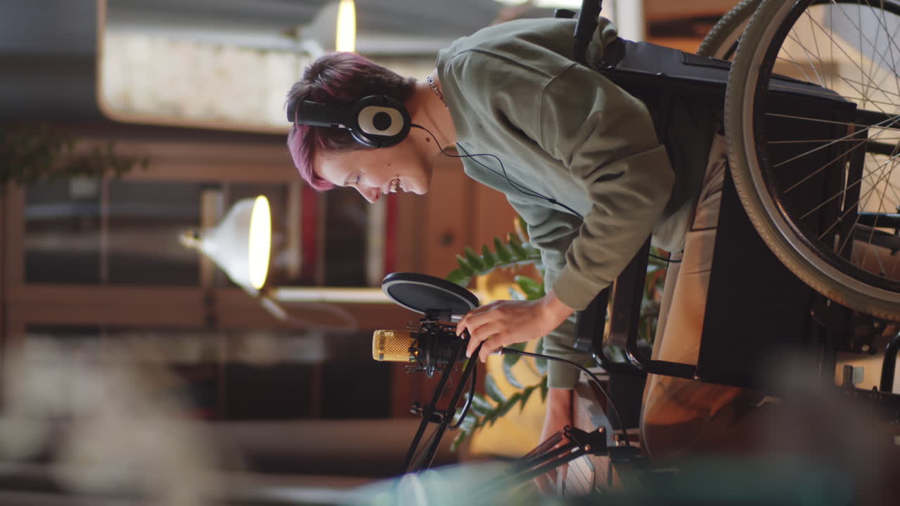 mujer en silla de ruedas podcasting desde el estudio de casa