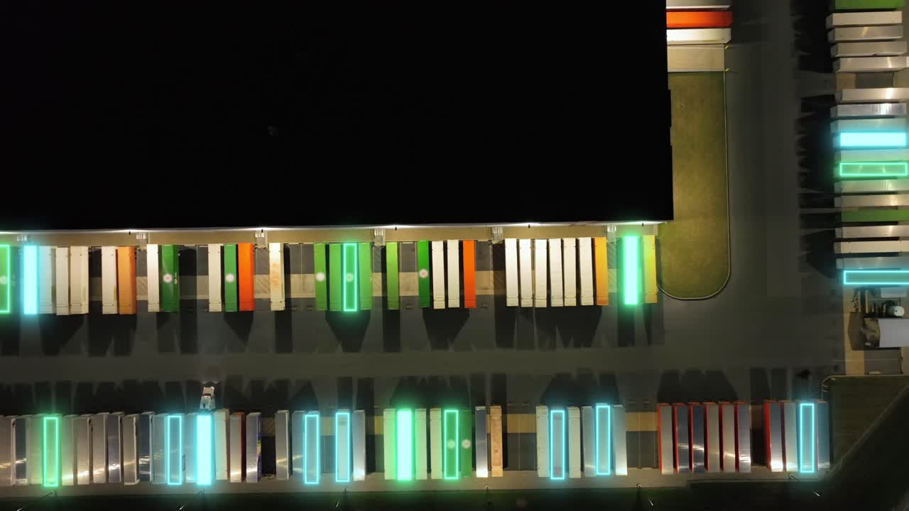 gran almacén estadounidense con camiones logísticos, con animación de ia avanzada que optimiza la clasificación de carga. vista aérea de arriba hacia abajo