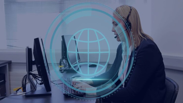 Kvinde, der skriver på tastatur, Cyber Security-titel vises, og HUD-globus vokser og scanner og overvåger