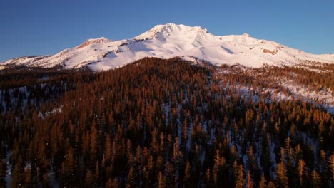 4K-Drohnenclip-Vom-Berg.-Shasta-Peak,-Kalifornien