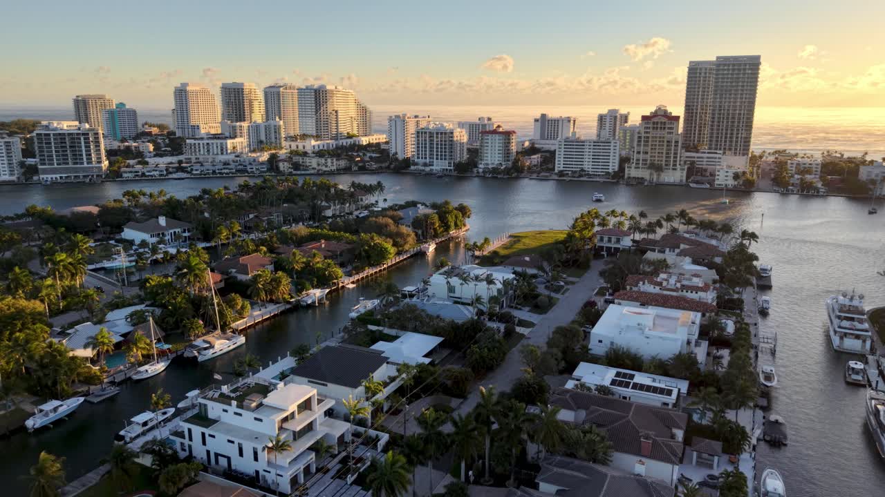 Ripresa aerea in allontanamento sopra i canali a Fort Lauderdale Beach, Florida.