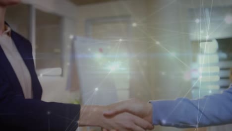 animación de puntos iluminados conectados con líneas sobre empresarios caucásicos que se dan la mano