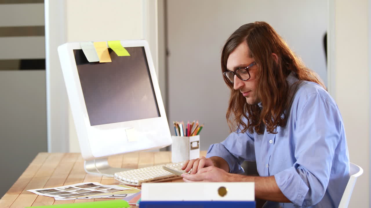 hombre de negocios casual sonriente usando un teléfono inteligente