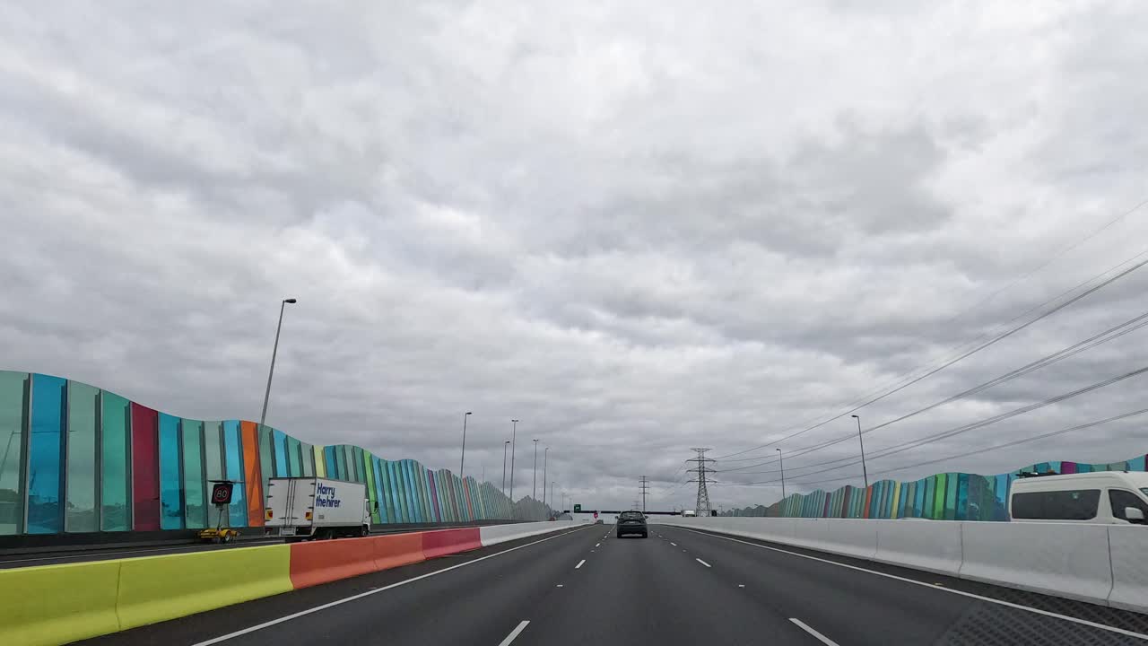 다채로운 고속도로에서 이동하는 차량