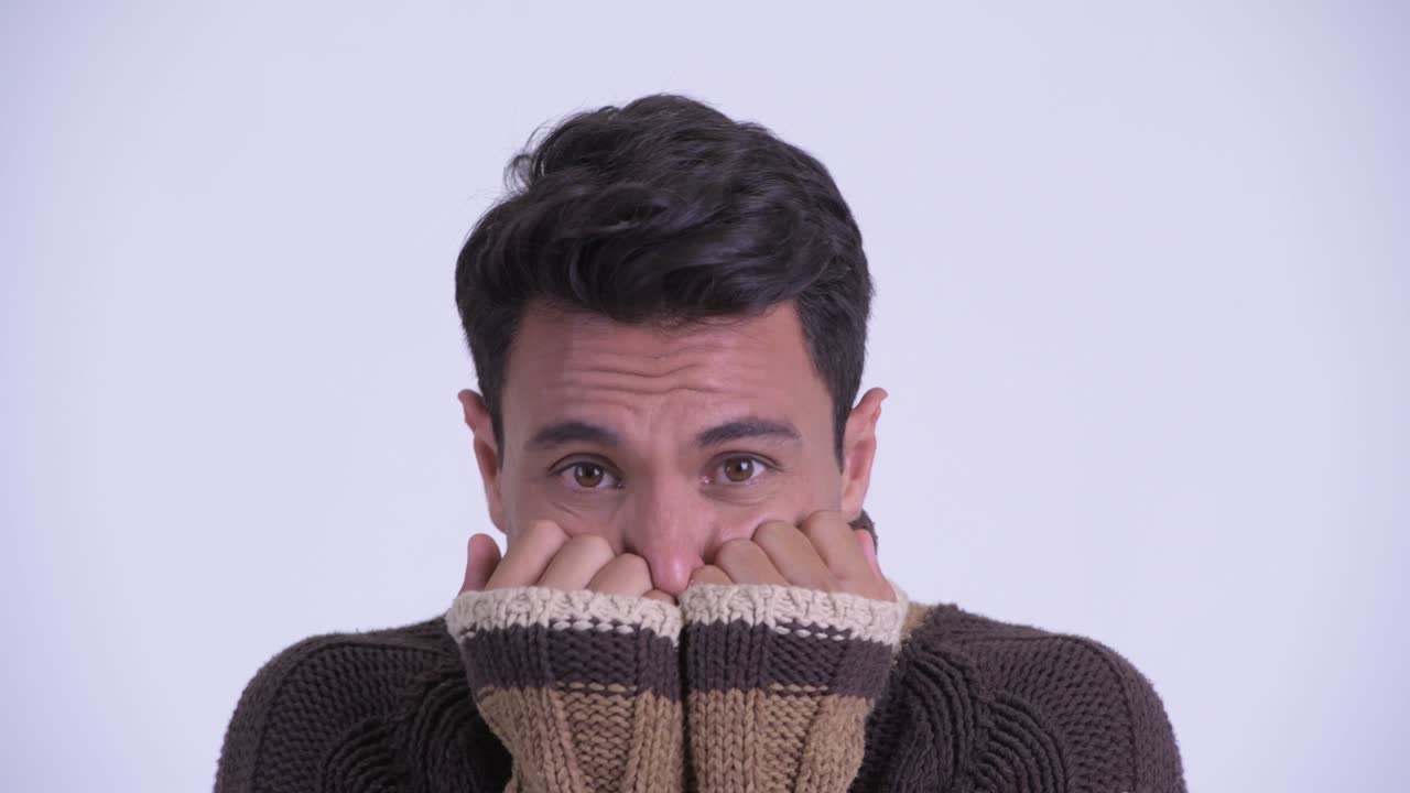 젊은 잘생긴 히스패닉 남자가 겨울을 준비하고 있습니다.