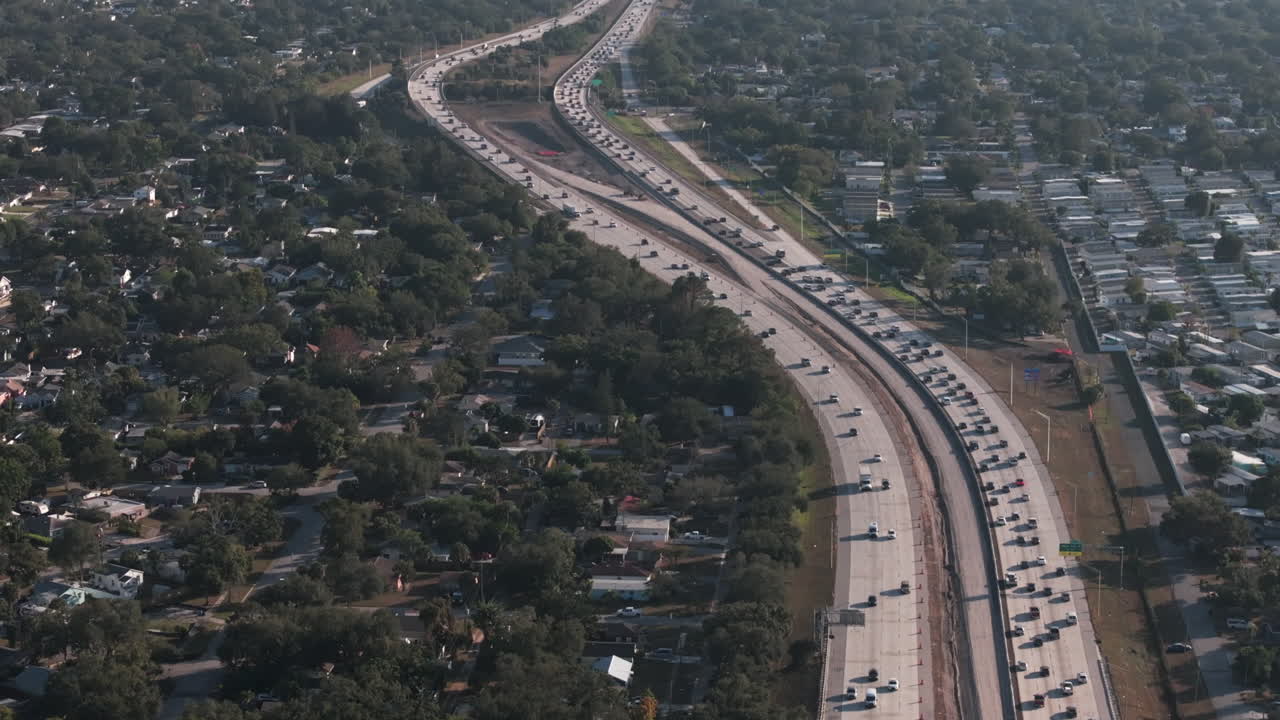 Kemiringan Dinamis Udara dari Lalu Lintas I-275 dan Cakrawala Kota St. Petersburg dengan Kubah Tropicana Field: Infrastruktur Urban dan Kehidupan Kota di Florida