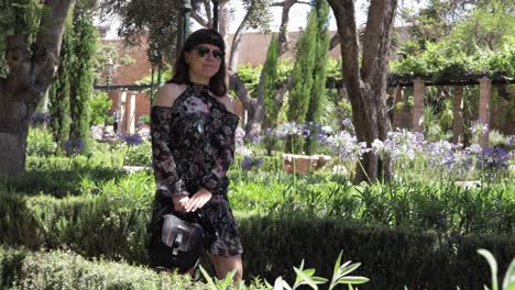 chica caminando por un parque en rabat, marruecos