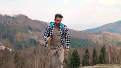 müder wanderer macht eine kurze pause/bielsko biala/polen