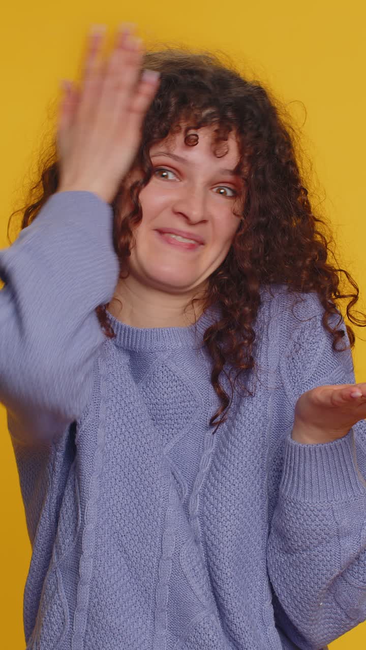 Donna alzando le mani chiedendo cosa perché ragione del fallimento anti lifehacks ridicola incredulità irritazione