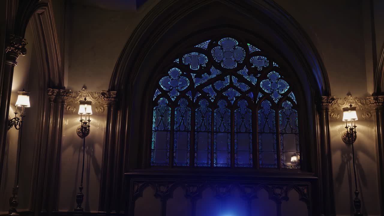어두운 고 인테리어의 스테인드 글래스 창문