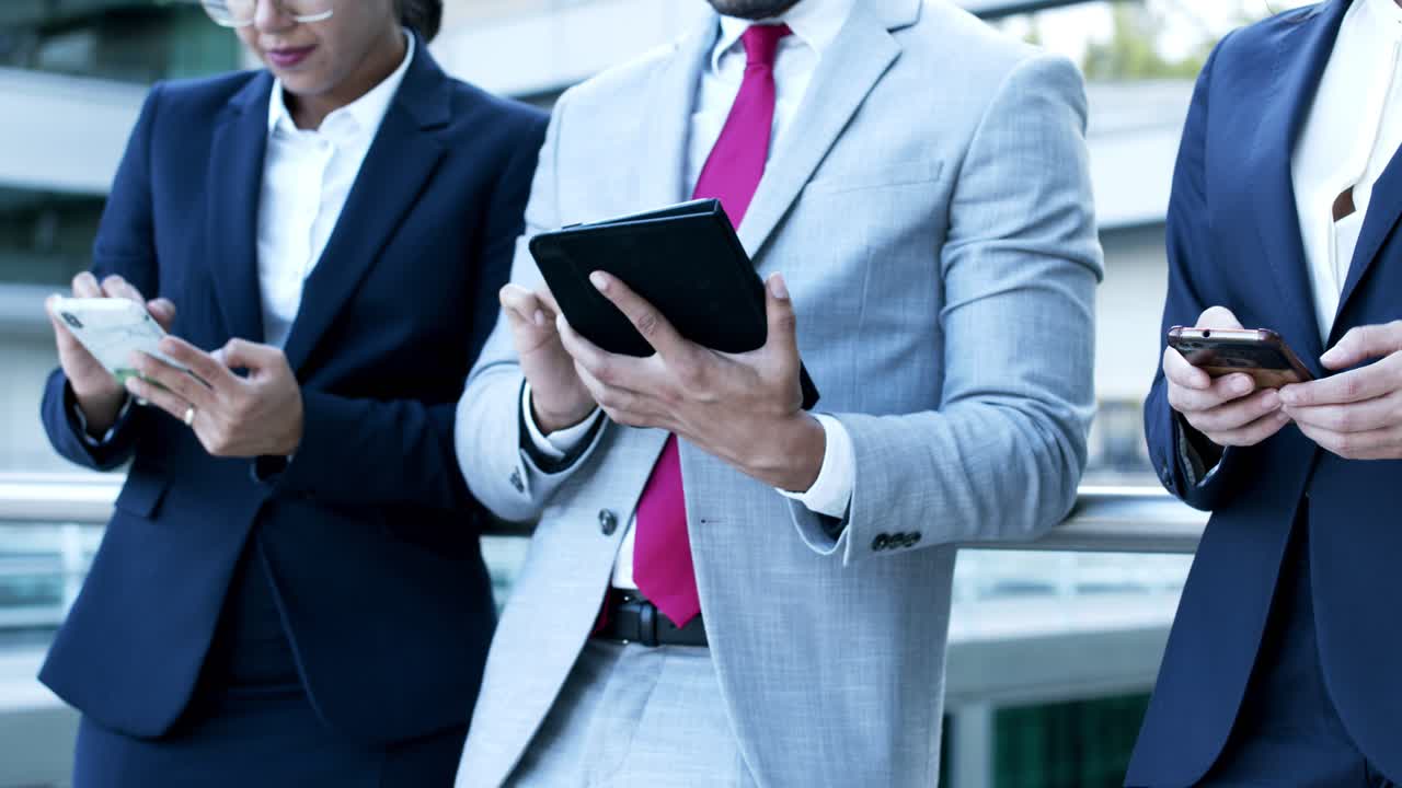 디지털 장치를 가진 사업가들의 부분적인 견해