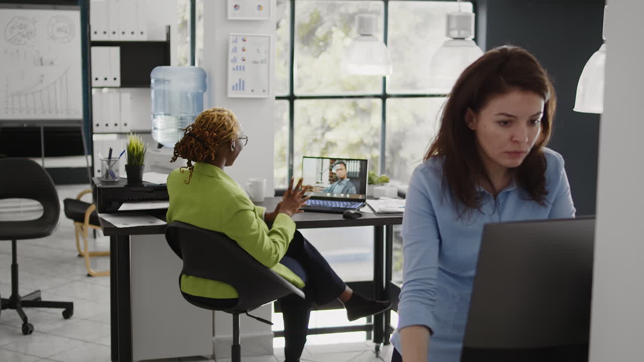 Imprenditrice in videoconferenza in ufficio