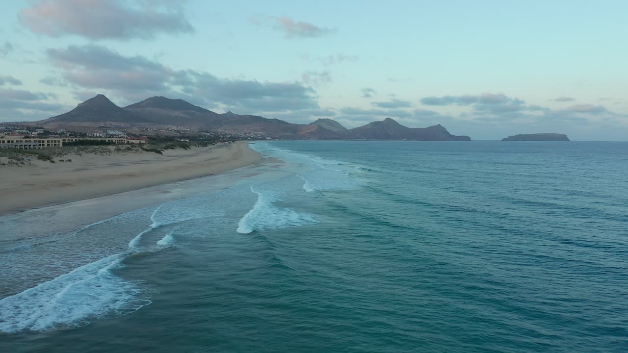 toma aérea en la playa de porto santo durante la puesta de sol, madeira, portugal