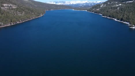 Incline-La-Cámara-Hacia-Arriba-Para-Revelar-El-Lago-Donner-Durante-El-Invierno-10-Segundos