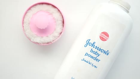el polvo de bebé de johnson y el puff