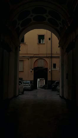 un paseo por el patio de un apartamento italiano