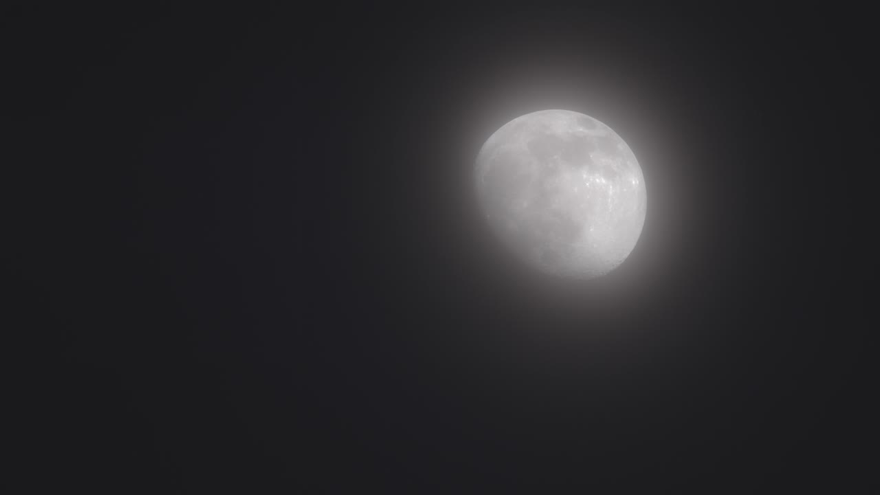 밤 하늘 을 배경 으로 밝은 달 의 영상