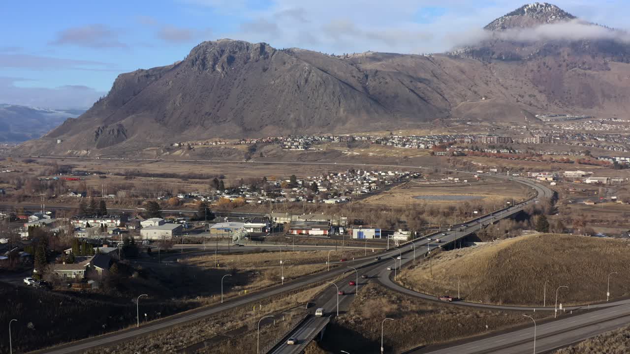 encima de kamloops: cautivadoras vistas de la ciudad y la intersección de la autopista