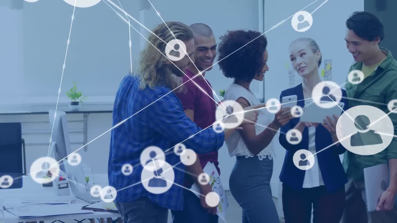 Animazione di rete di connessioni con icone su professionisti con cuffie telefoniche