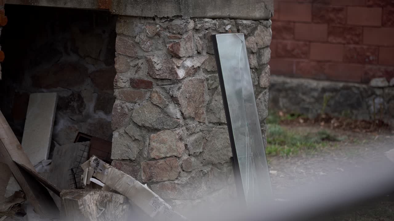 주차장에서  ⁇ 은 버려진 자동차, 울타리와 가시 철로로 둘러싸여 있습니다. 몇 대의 자동차는 자동차 분해 또는 금속 가공을 위해  ⁇ 프에 서 있습니다. 레트로 자동차의 복원.