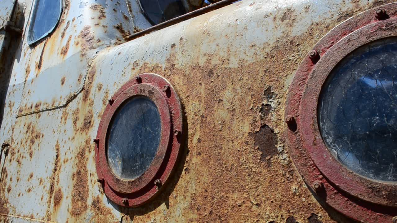 Окна в ржавом корабле. Очень ржавый старый корабль, свалка.
