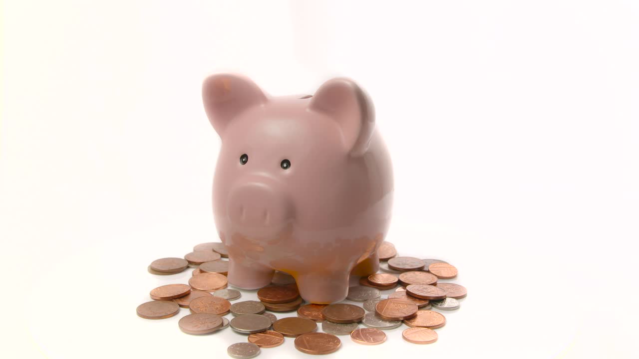 depositando monedas en la alcancía