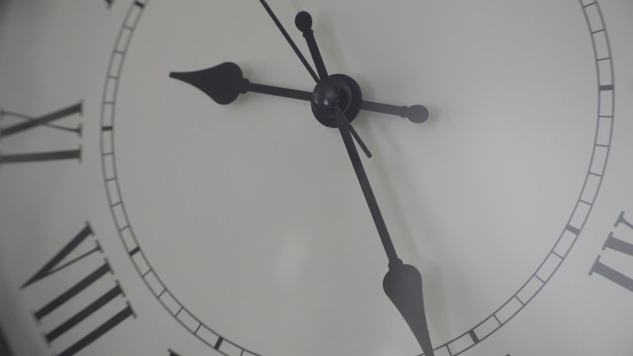 lapso de tiempo de un reloj de pared que se mueve rápidamente en el tiempo. reloj de parede con números romanos con fondo blanco