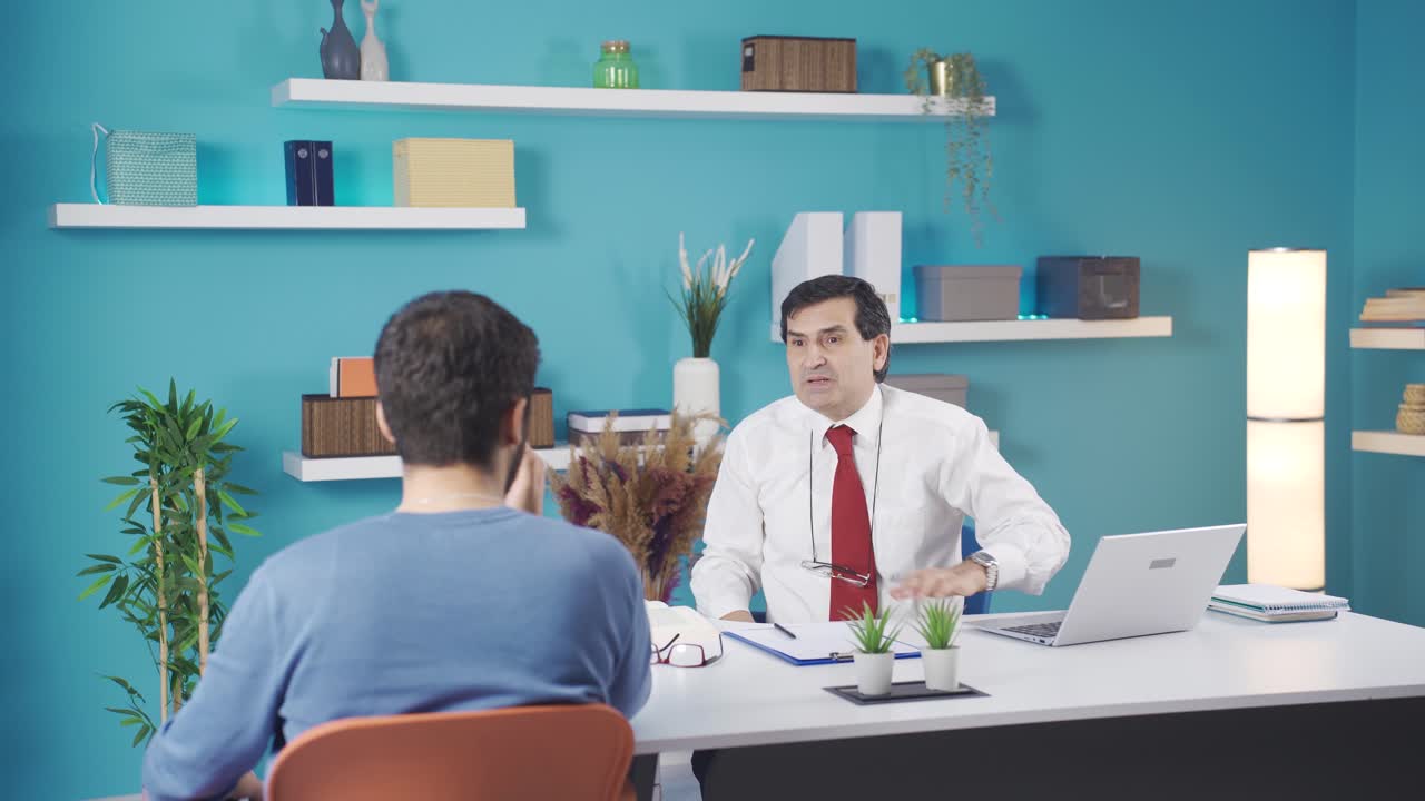 지루하고 우울한 젊은이가 긍정적인 미소 짓는 라이프 코치로부터 훈련을 받고 있습니다.