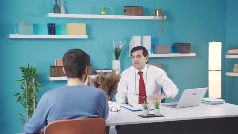 un joven aburrido y deprimido entrenando con un entrenador de vida positivo y sonriente.