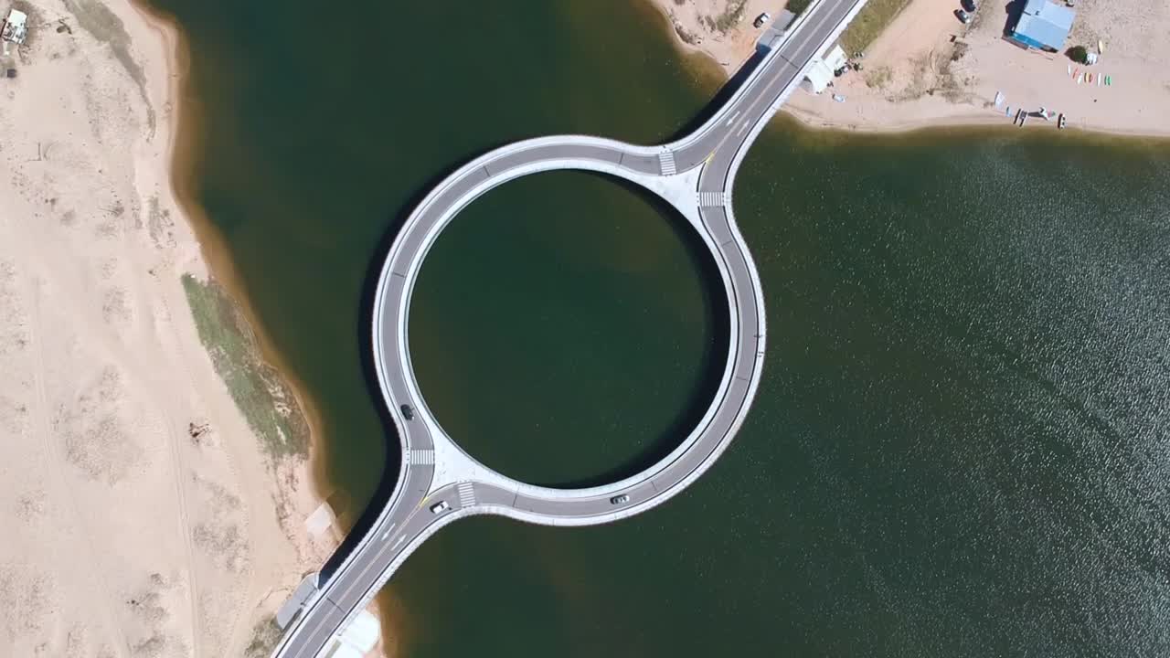 vista de imágenes de drones de un puente redondo en el océano en uruguay