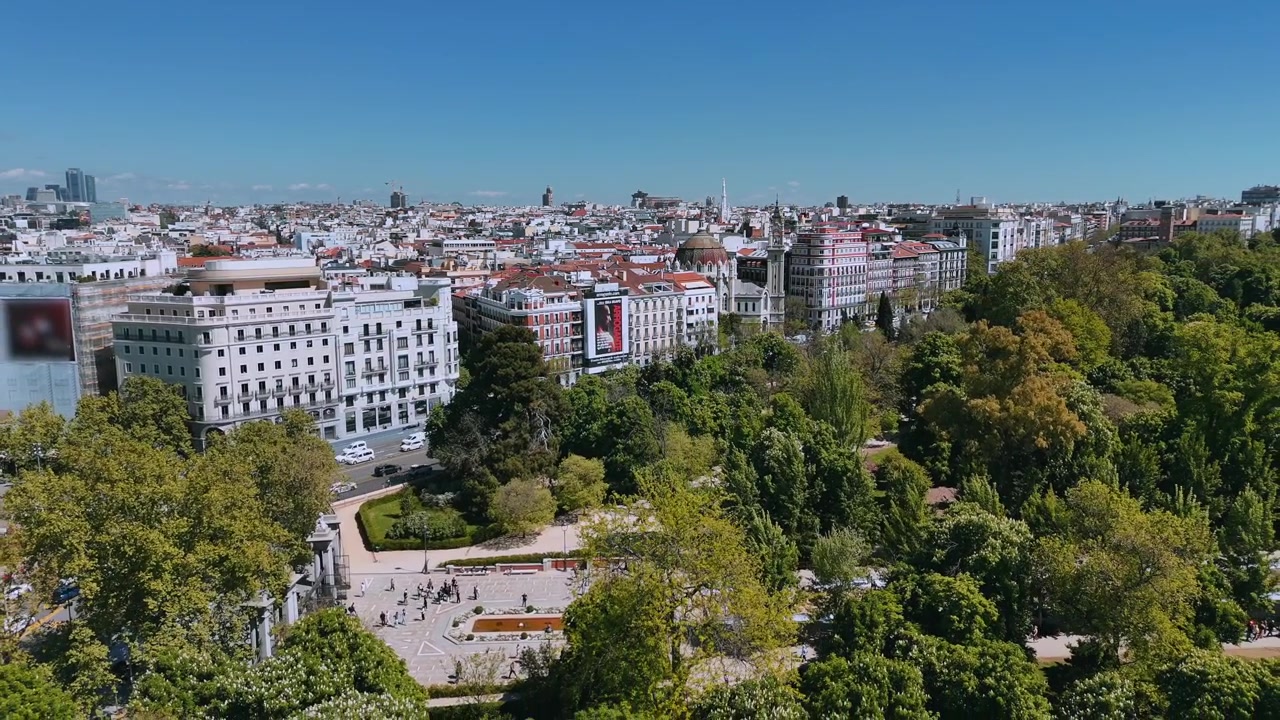 Panorama con drone del centro di Madrid con il Parco del Retiro e i tetti storici in primavera