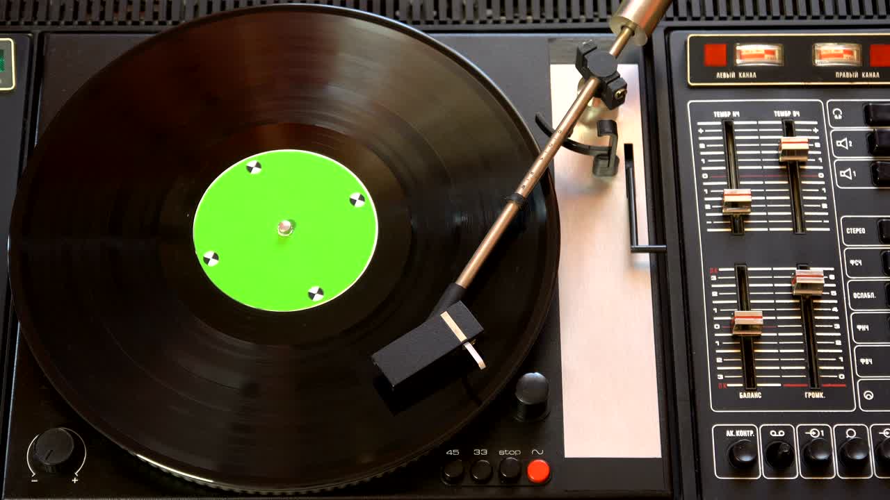 플레어 (pleur) 는 오래된 턴테이블 4k  뷰에서 노래를 재생합니다.