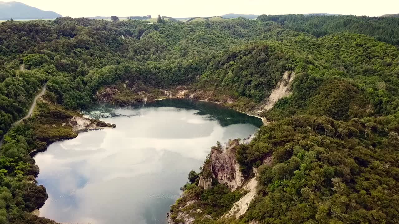 vista de drones del parque geotérmico waimangu, rotorua, nueva zelanda