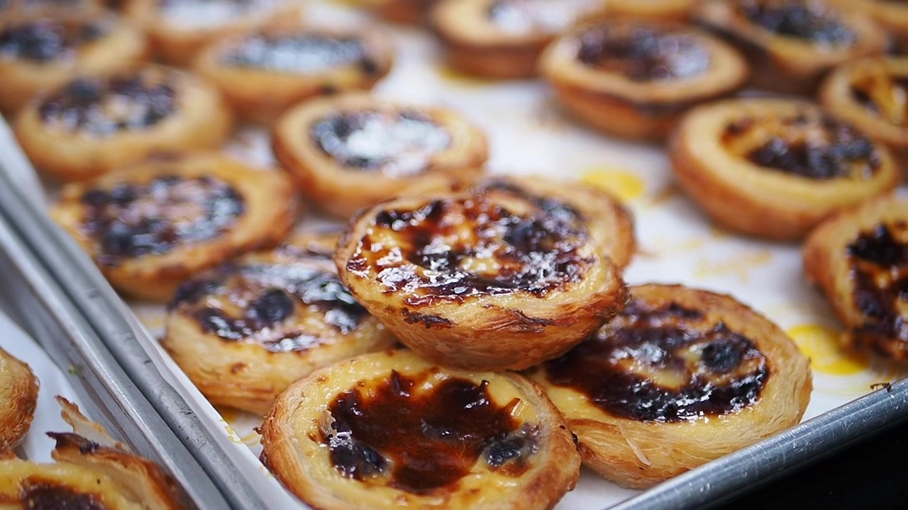 Pastéis de Nata appena sfornati su una teglia