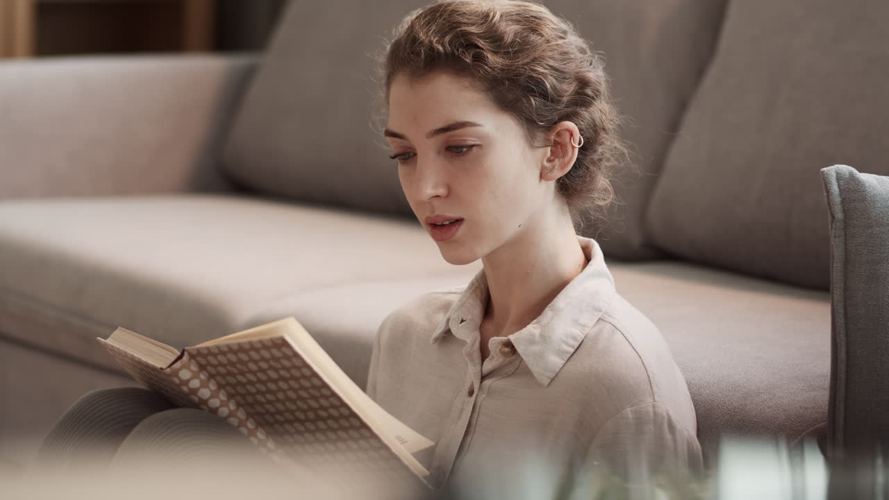 Lachende Frau liest lustiges Buch