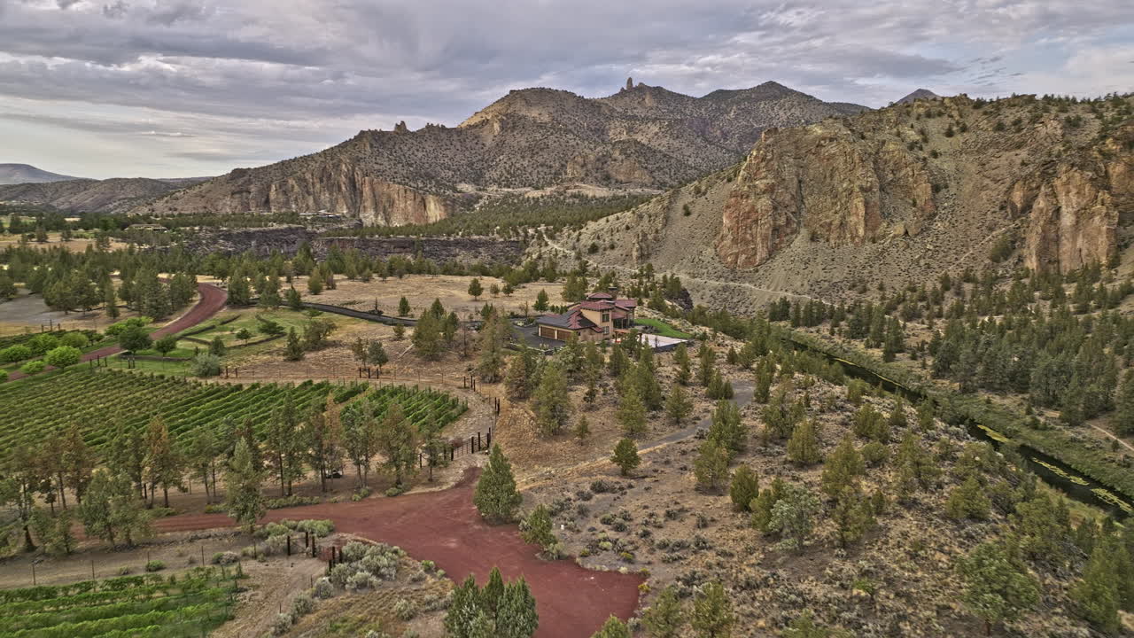 terrebonne oregon aerial v47 drone flyover ranch en los cañones casas rodeadas por un paisaje espectacular de smith rock state park con una formación rocosa única - filmado con mavic 3 cine - agosto 2022