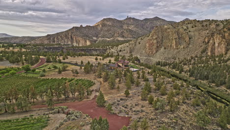 Terrebonne-Oregon-Antena-V47-Drone-Flyover-Ranch-En-Las-Casas-De-Los-Cañones-Rodeadas-Por-Un-Espectacular-Paisaje-Del-Parque-Estatal-Smith-Rock-Con-Una-Formación-Rocosa-única---Rodada-Con-Cine-Mavic-3---Agosto-De-2022