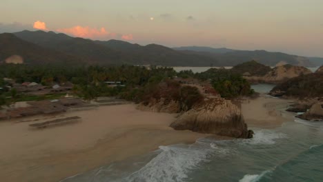 Hermosa-Isla-Camping-Playa-De-Maruata-En-Michoacan,-Mexico