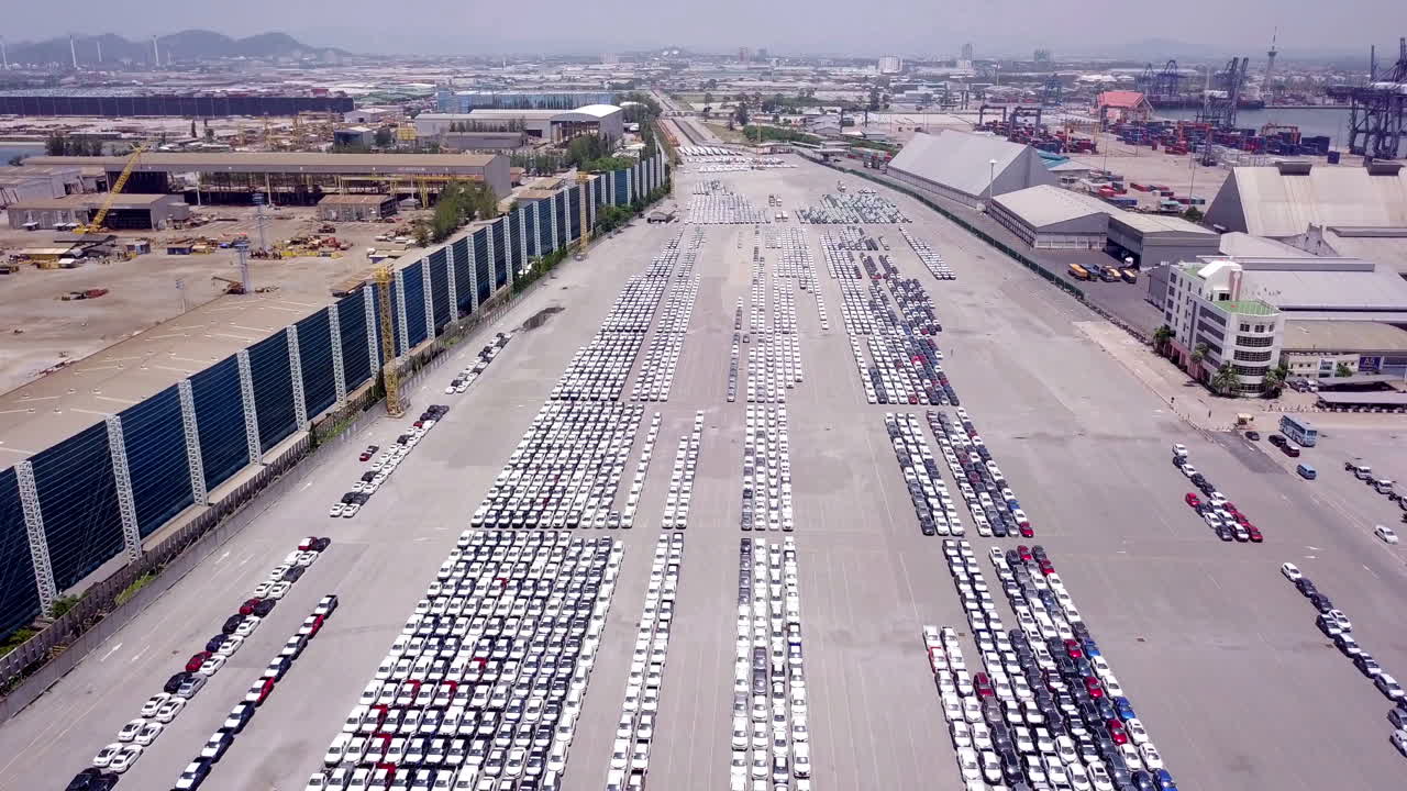 vista aérea del concepto de logística de vehículos comerciales, automóviles y camionetas que esperan ser cargados en un buque de transporte de automóviles rodante