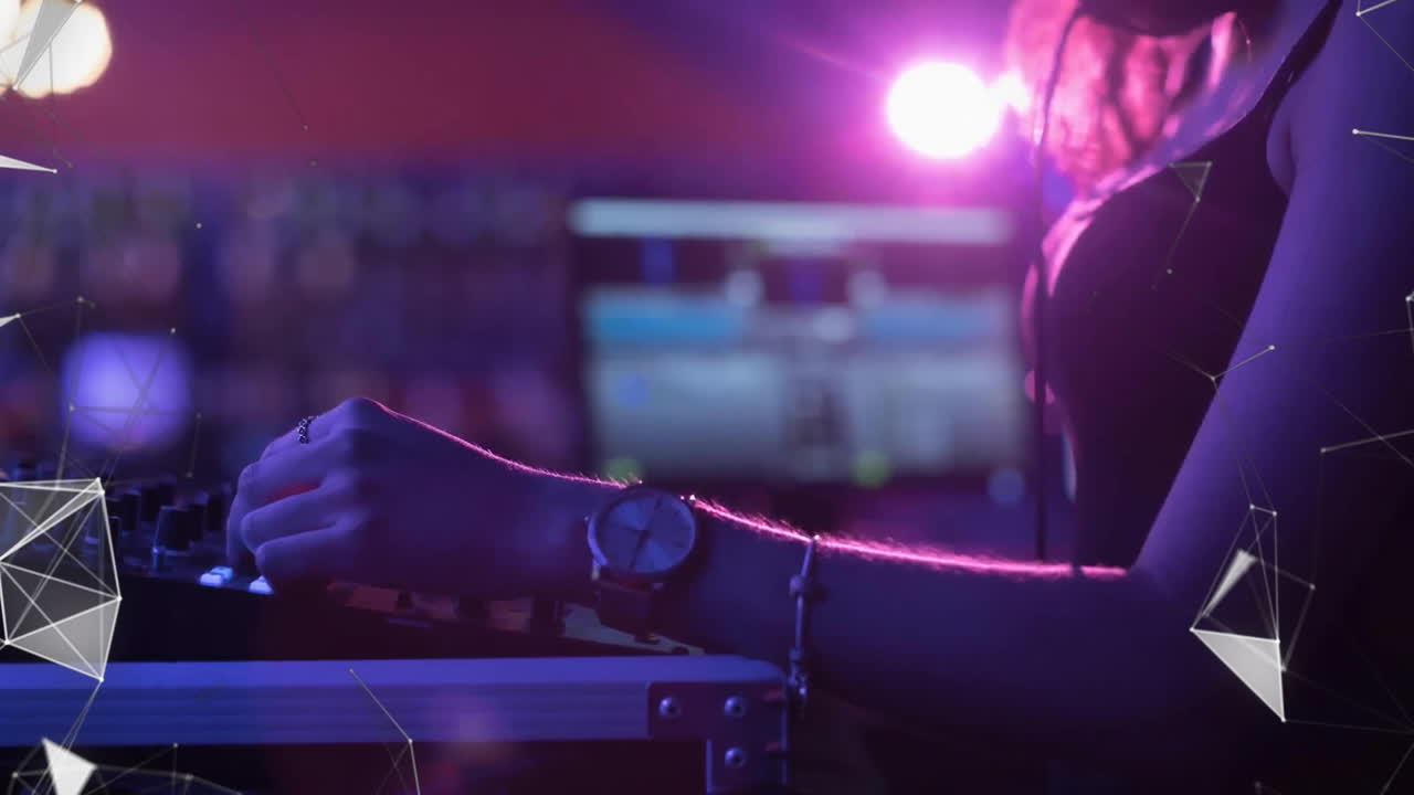 animación de puntos conectados sobre la sección media del disc jockey femenino usando el mezclador para reproducir canciones