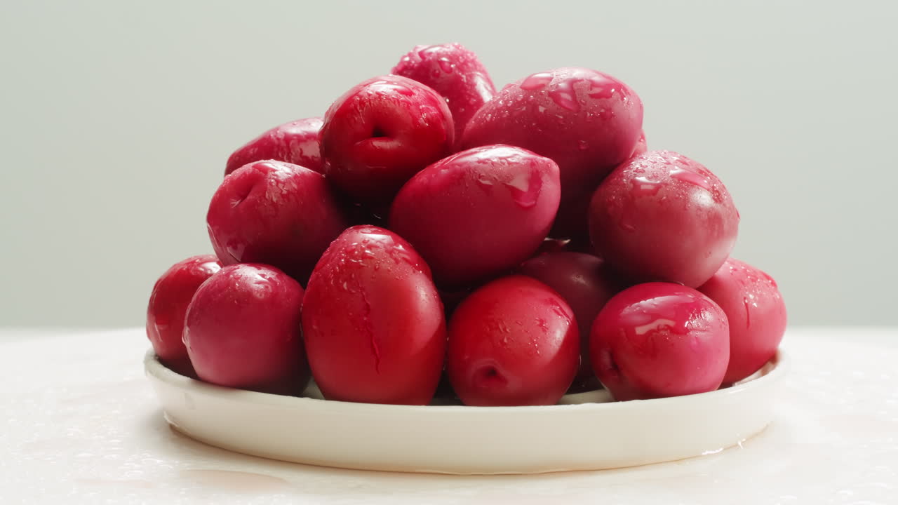 고품질의 4k 영상으로 그리스에서 배경으로 인 둥근 녹색 올리브.